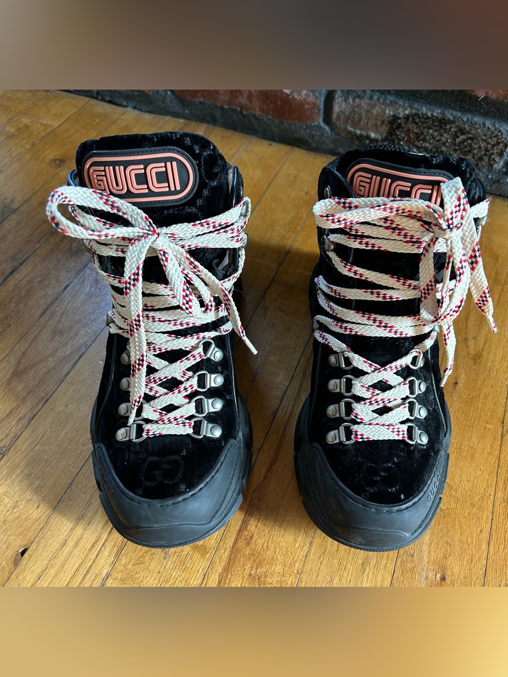 GUCCI FlashTrek HighTop velvet trainers
38.5 EU/ 8.5